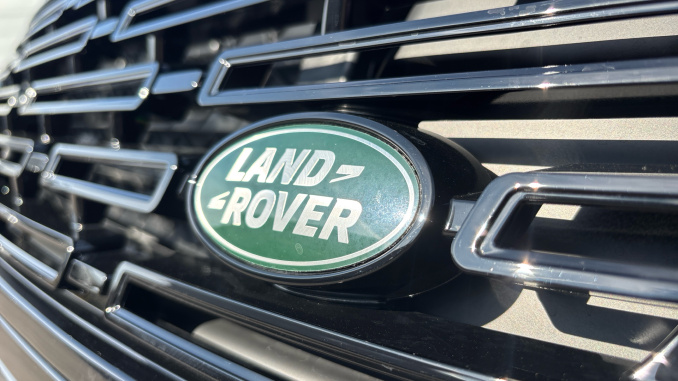 Land Rover Range Rover Velar 3.0 D300 MHEV Belgravia Edition Satin 5dr Auto Diesel Estate - Image 30